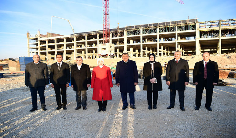 Başkan Gürkan AK Parti MKYK Üyesi Çalık ile Birlikte Yeni Şire Pazarında İncelemelerde Bulundu